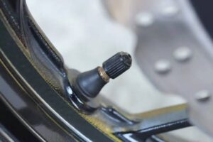 Jangan Sepelekan Tutup Pentil Ban Motor, Ini 5 Dampak yang Bisa Bikin Repot