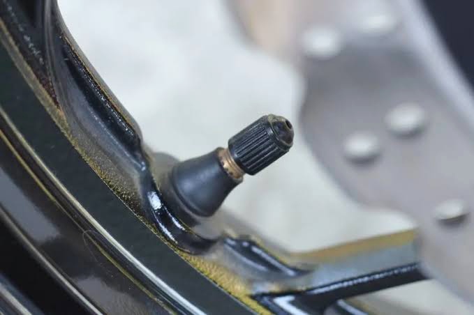 Jangan Sepelekan Tutup Pentil Ban Motor, Ini 5 Dampak yang Bisa Bikin Repot