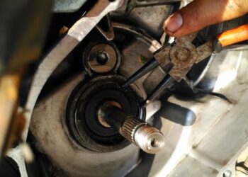 Seal Kruk As Bocor? Kenali Penyebabnya Sebelum Merusak Mesin Motor!