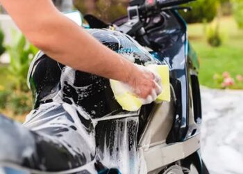 Jangan Nekat! Ini 8 Alasan Kenapa Sabun Cuci Piring Bikin Motormu Menderita