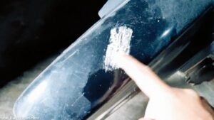 8 Cara Gampang Hilangkan Bekas Stiker di Motor, Cat Tetap Kinclong!