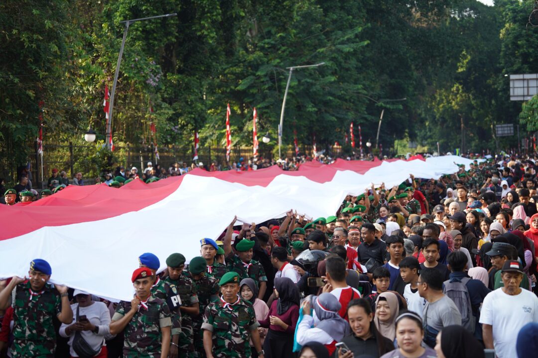 500 Meter Bendera Merah Putih Mengular di Bogor