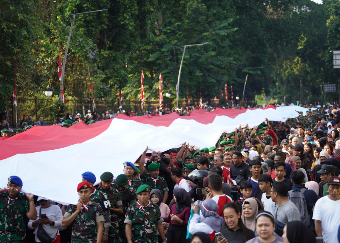 500 Meter Bendera Merah Putih Mengular di Bogor