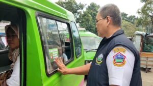 Dishub Kota Bogor Mulai Pasang Stiker Larangan Mengamen di Angkot