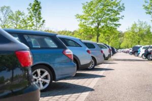 Kenapa Jangan Parkir Mobil dengan Ban Belok? Ini Alasan yang Jarang Diketahui