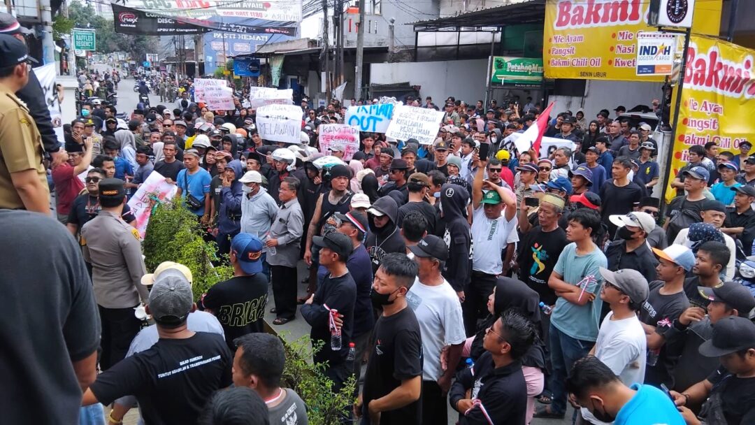 Drama Panas Bojong Kulur: Warga Desak Mundur, Kades Firman Siap Legowo