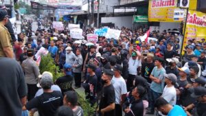 Drama Panas Bojong Kulur: Warga Desak Mundur, Kades Firman Siap Legowo