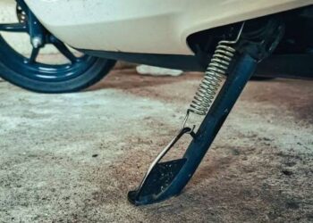 Jangan Biasakan Matikan Mesin Motor Pakai Standar Samping, Ini Risikonya!