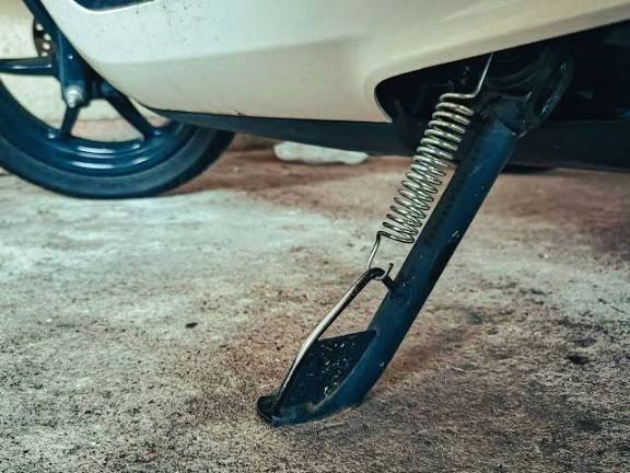 Jangan Biasakan Matikan Mesin Motor Pakai Standar Samping, Ini Risikonya!