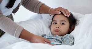 Ternyata Mandikan Anak Demam Banyak Manfaatnya, Simak Ulasan Ini