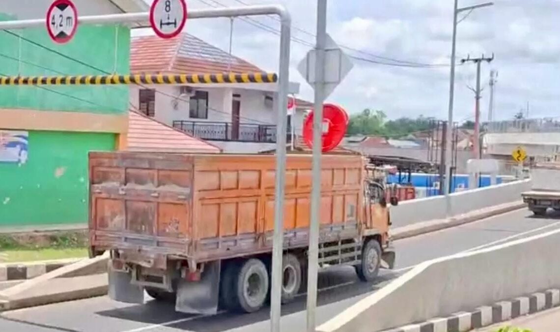 Baru Diresmikan, Flyover Tenjo Sudah Bermasalah: Truk Tronton Tetap Nyerobot Aturan!