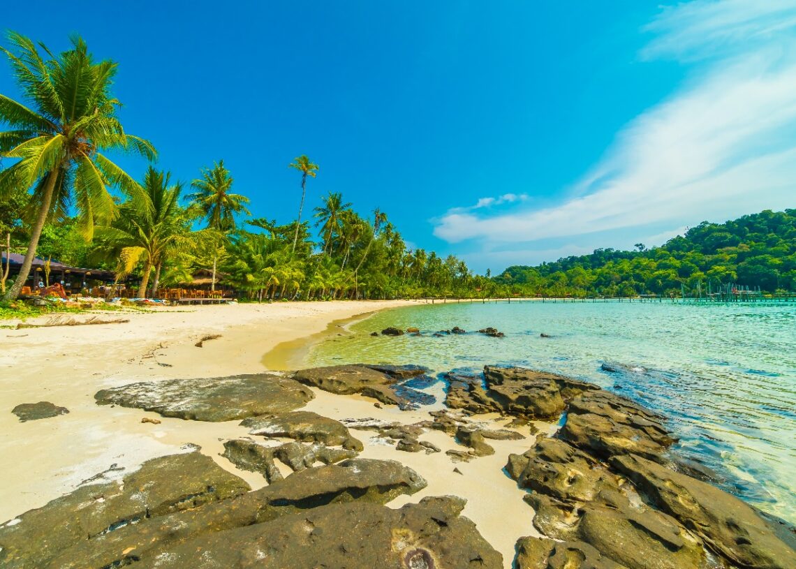 Ini 10 Pantai Indah Dekat Bogor buat Liburan Santai