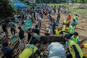 Warga Gotong Royong Angkut Gunungan Sampah di Kedung Waringin