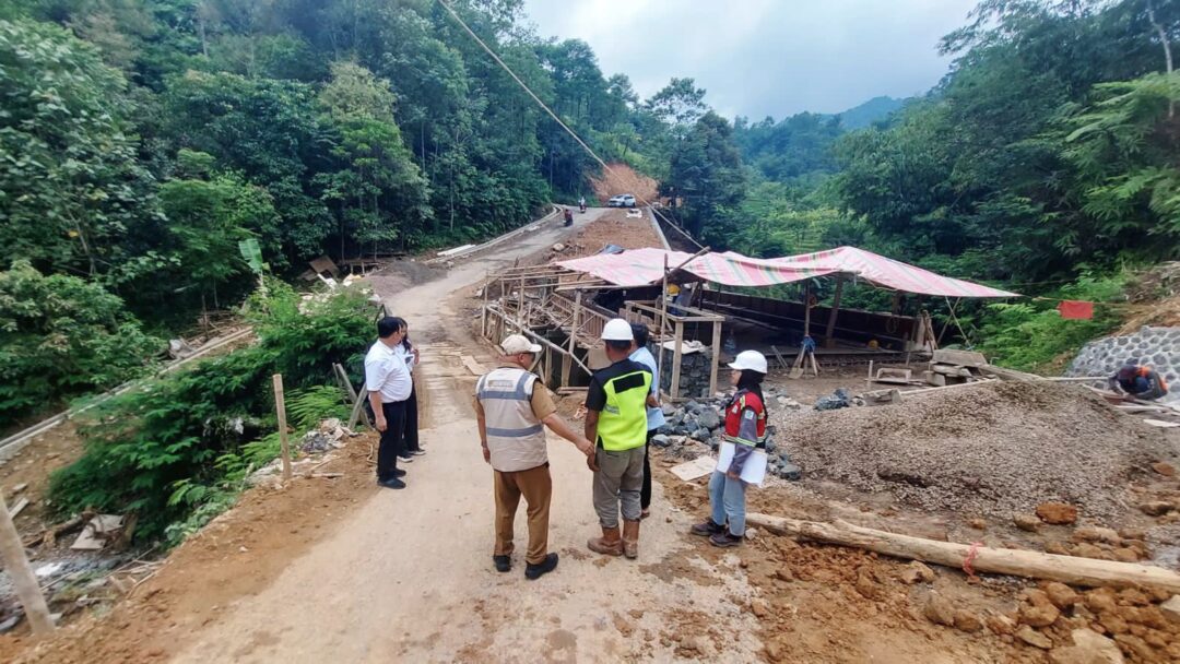 Tebing Longsor Ganggu Proyek Jembatan Ciparigi, Tapi Pekerjaan Tetap Jalan Terus