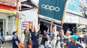 Ratusan Reklame Liar Bikin Puncak Sumpek, Satpol PP Turun Tangan