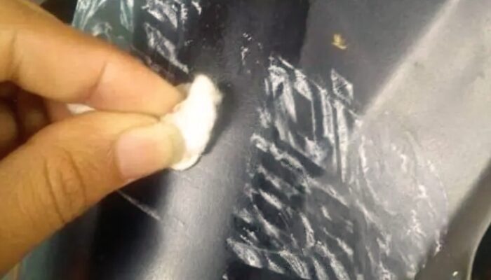 Tak Perlu ke Bengkel! Ini 6 Cara Menghilangkan Bekas Stiker Motor Pakai Bahan Dapur