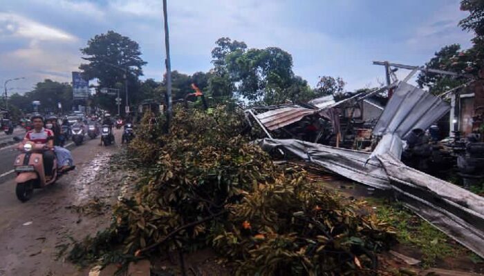 Puting Beliung Terjang Kemang Bogor, Sayap Pesawat Bekas Terbang dan Nyangkut di Atap Rumah