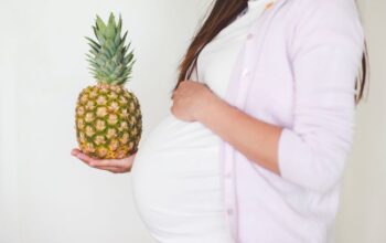 Benarkah Mitos Ibu Hamil Makan Nanas dan Durian Bisa Bikin Keguguran?