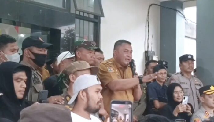 Hujan, Demo, dan Tambang: Warga Cigudeg Desak Kepastian, Bupati Bogor Janji Bansos Segera Cair