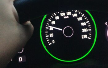 Kenapa Speedometer Mobil Dibuat Melebihi Batas Kecepatan Jalan? Ini Jawaban Teknisnya