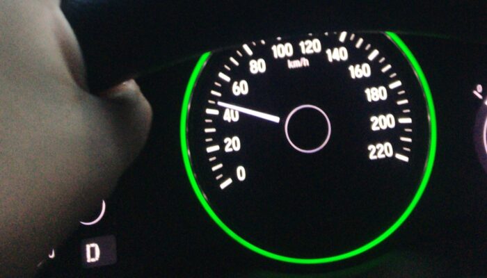 Kenapa Speedometer Mobil Dibuat Melebihi Batas Kecepatan Jalan? Ini Jawaban Teknisnya