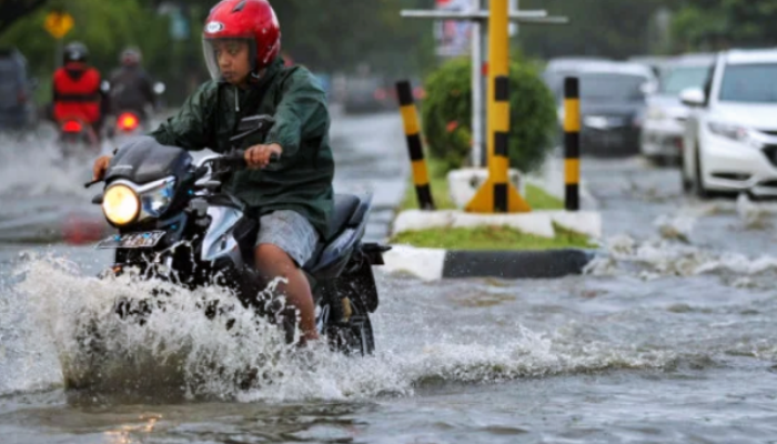 Terobos Banjir Pakai Motor Aman atau Berisiko? Ini Penjelasan soal Wajib Tidaknya Ganti Oli