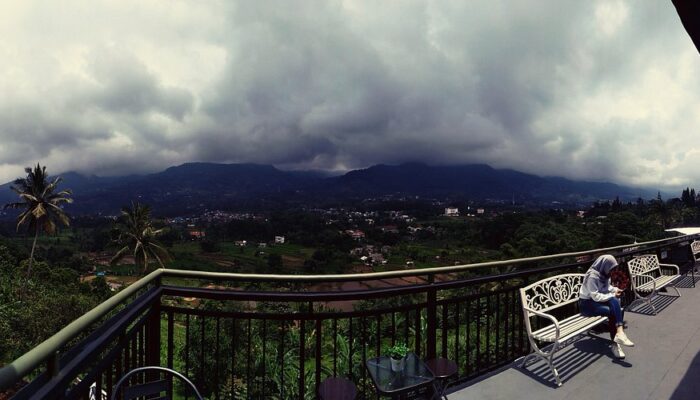 Dari Hutan Pinus hingga Tebing, Intip 10 Tempat Makan di Puncak yang View-nya Juara