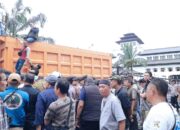 Pekerja Tambang Kepung Gedung Sate, Pemprov Jabar Janji Buka Dialog soal Tambang Bogor