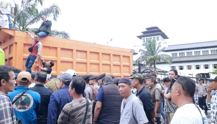 Pekerja Tambang Kepung Gedung Sate, Pemprov Jabar Janji Buka Dialog soal Tambang Bogor