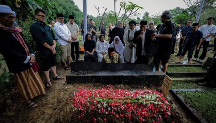 Ibunda Wali Kota Bandung Muhammad Farhan Dimakamkan di TPU Loji Bogor, Sejumlah Pejabat Hadir Antar ke Peristirahatan Terakhir