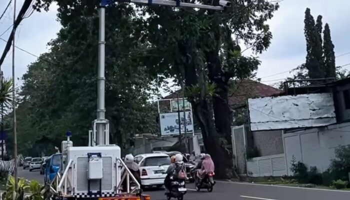 Pengendara Jalur Puncak Banyak yang Tak Tahu, Ada ETLE Portabel Nongol di Depan Bendungan Ciawi