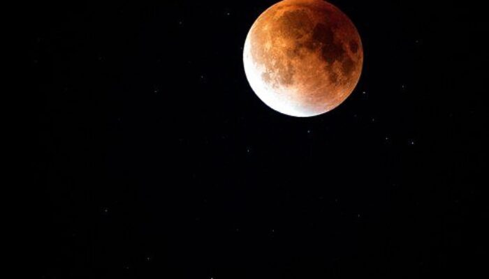 Bakal Ada Gerhana Bulan Total dan 6 Planet Berjajar di Langit Ramadan 2026