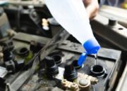 Isi Air Aki Mobil Tak Bisa Sembarangan, Ini Cara Aman Agar Tak Bikin Soak