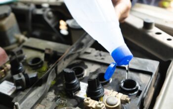 Isi Air Aki Mobil Tak Bisa Sembarangan, Ini Cara Aman Agar Tak Bikin Soak