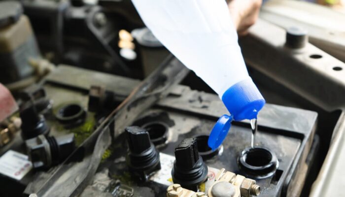 Isi Air Aki Mobil Tak Bisa Sembarangan, Ini Cara Aman Agar Tak Bikin Soak