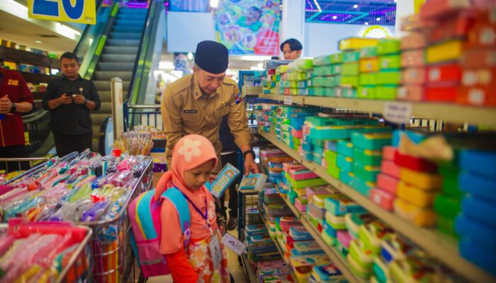 Wali Kota Bogor Dampingi Anak Yatim Belanja Baju Baru Program Tebar Hadiah Ramadan Baznas