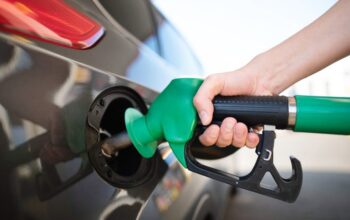 Goyang Mobil Saat Isi Bensin Bikin Tangki Penuh? Ini Fakta Risikonya