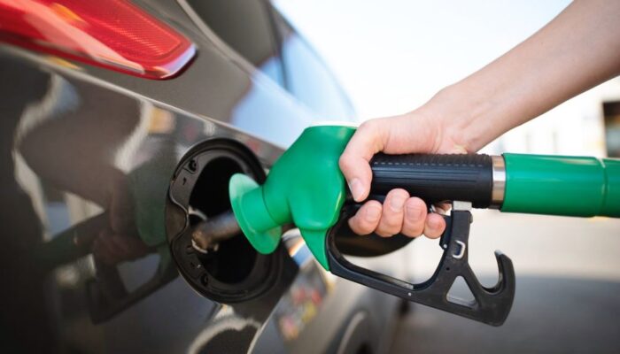 Goyang Mobil Saat Isi Bensin Bikin Tangki Penuh? Ini Fakta Risikonya