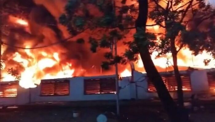 21 Jam Terbakar, Pabrik Plastik di Gunung Putri Belum Padam, Petir Diduga Jadi Pemicu