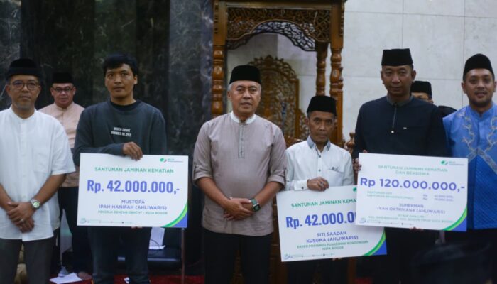 Malam Nuzulul Quran Pemkot Bogor Serahkan Sertifikat Tanah Wakaf dan Santunan BPJS