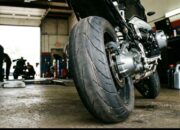 Ban Belakang Motor Terasa Oleng? Ini yang Sering Jadi Penyebabnya