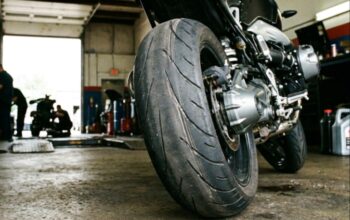 Ban Belakang Motor Terasa Oleng? Ini yang Sering Jadi Penyebabnya