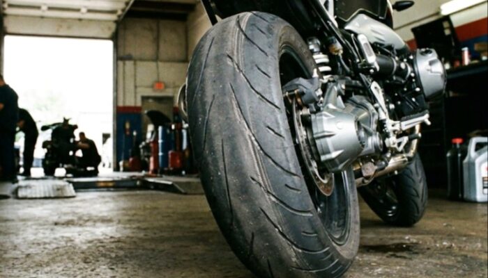 Ban Belakang Motor Terasa Oleng? Ini yang Sering Jadi Penyebabnya