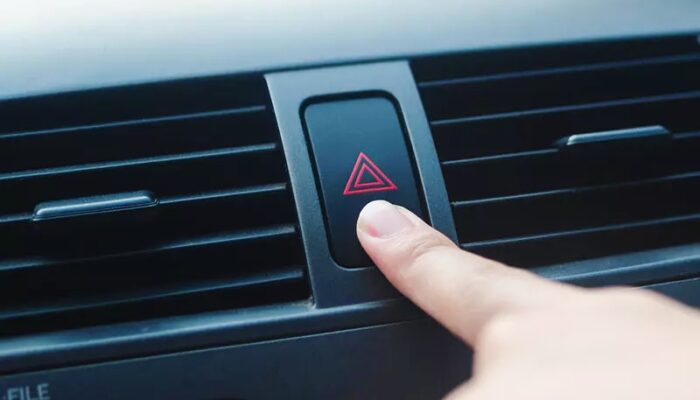 Banyak yang Nyalakan Hazard Saat Hujan, Padahal Justru Malah Bikin Bahaya