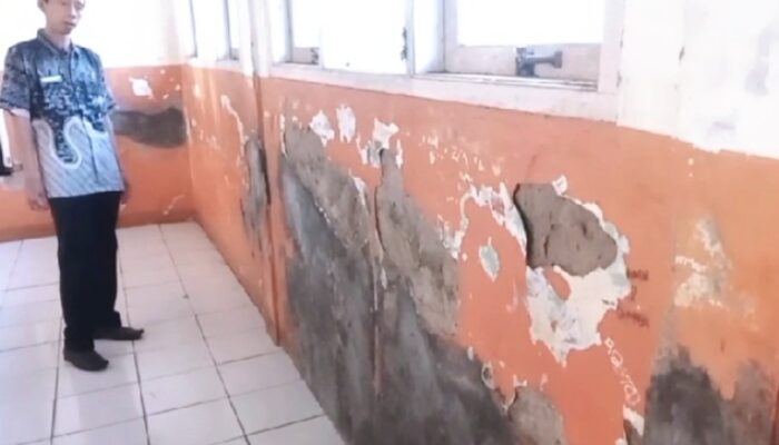 Potret SD di Gunungsindur, Atap Bocor dan Bangunan Rapuh Ganggu Belajar 114 Siswa