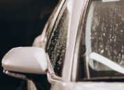 Jangan Ditunda, Ini Dampak Air Hujan yang Dibiarkan Menempel di Mobil