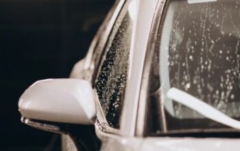 Jangan Ditunda, Ini Dampak Air Hujan yang Dibiarkan Menempel di Mobil