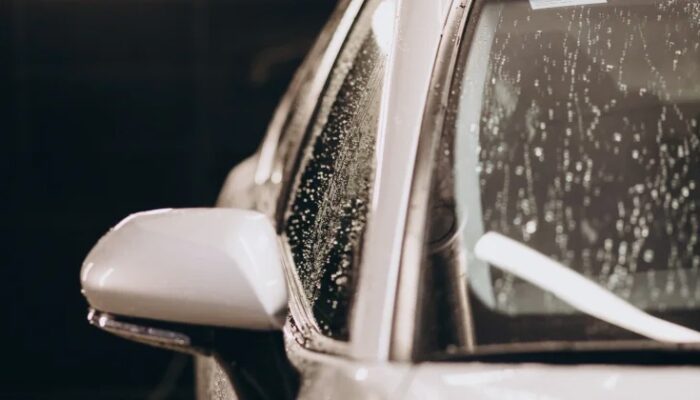 Jangan Ditunda, Ini Dampak Air Hujan yang Dibiarkan Menempel di Mobil