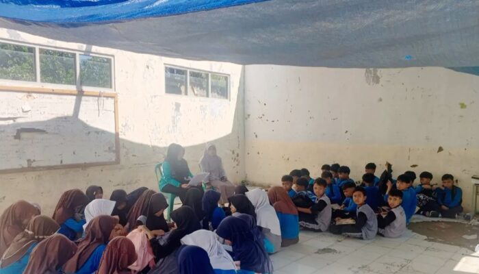 4 Bulan SDN Ciketug Ambruk, Siswa di Kabupaten Bogor Masih Belajar Beratap Terpal Jelang Hardiknas