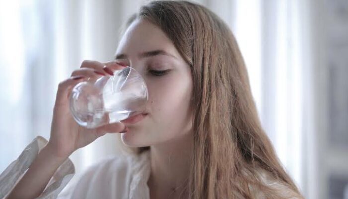 Bangun Tidur Langsung Minum Air Putih, Kebiasaan Simpel yang Punya 7 Manfaat